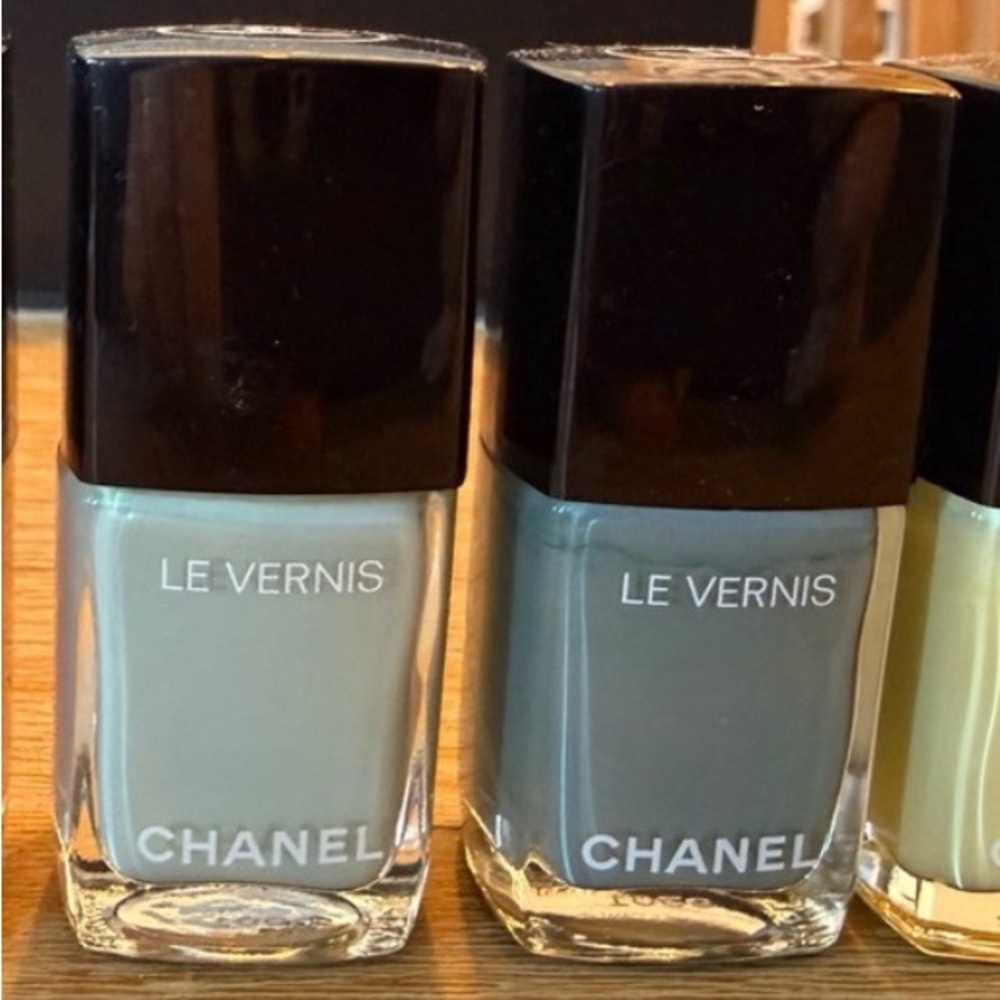 CHANEL Le Vernis Nail Polish Collection - Diverse Hues